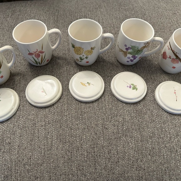 3 1/2" Oriental Mugs. Each Signed. Each has a matching cover to keep warm. - Picture 6 of 9